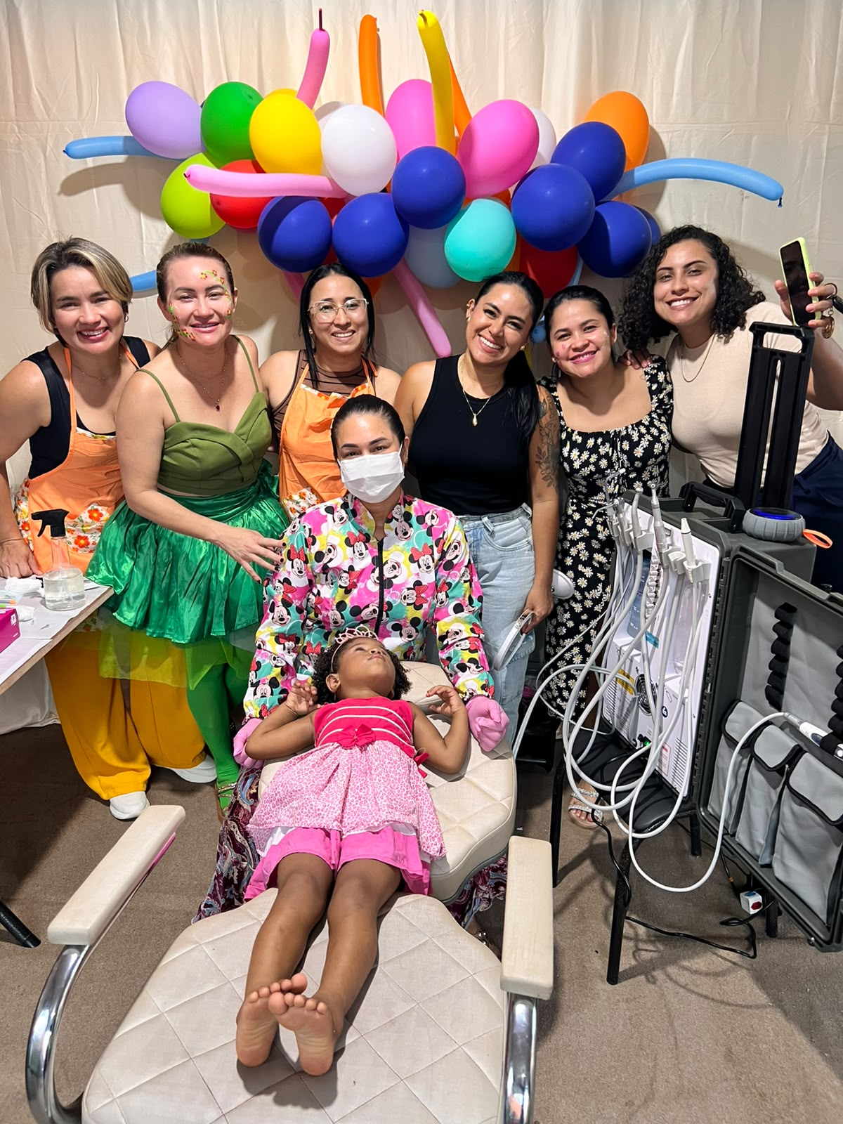 Equipe do projeto Dentinho Feliz durante atendimento odontológico infantil